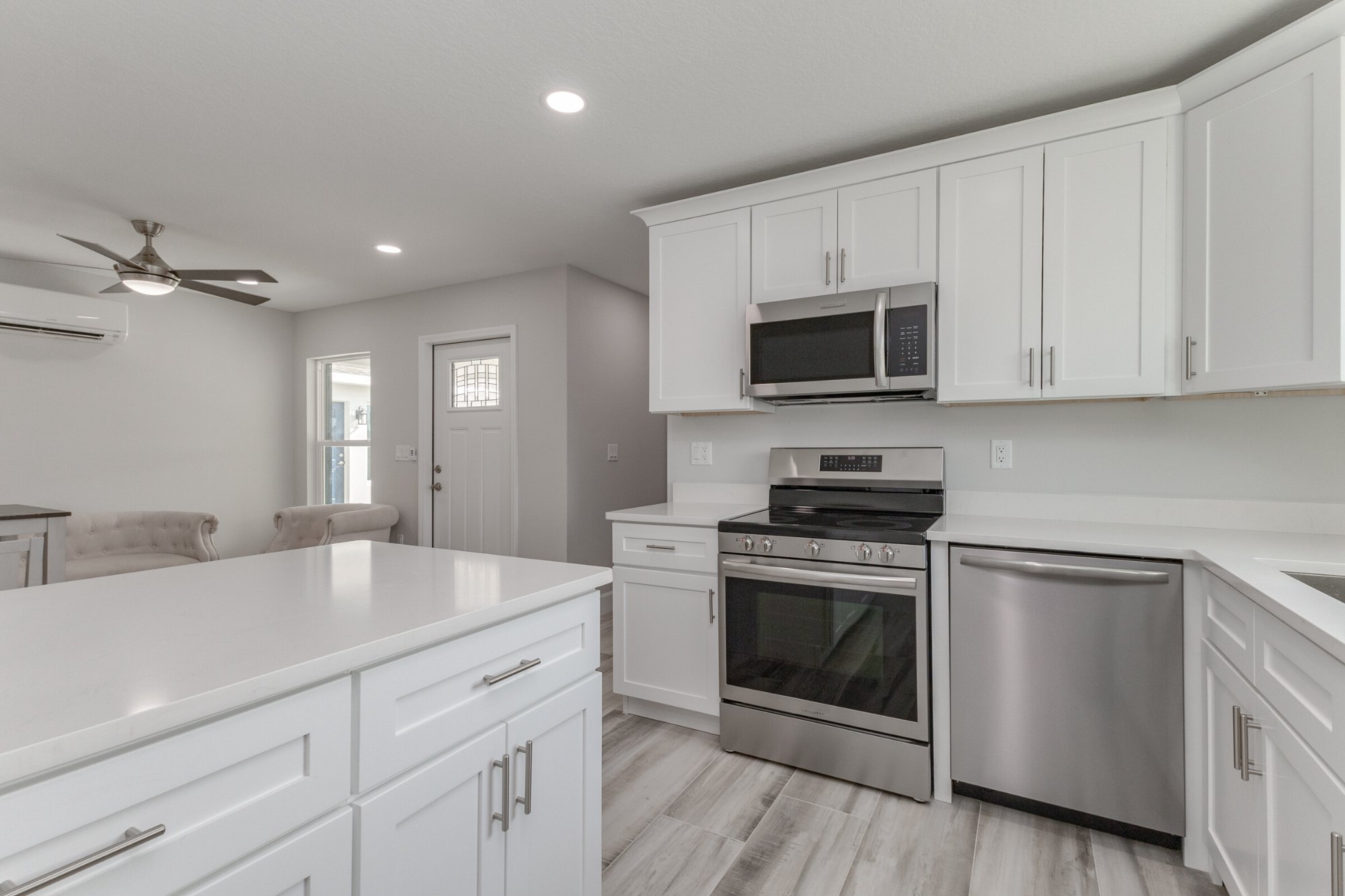 1380 Elmira - Kitchen appliances